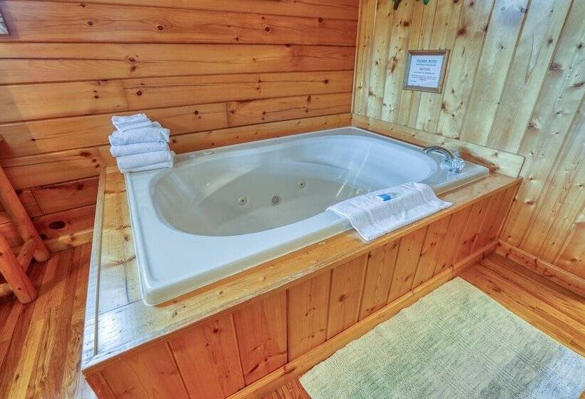 An Amazing View 4 Bedrooms, 3.5 Baths, Sleeps 10 Cabin By Redawning