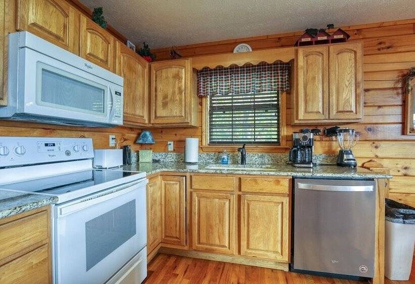 An Amazing View 4 Bedrooms, 3.5 Baths, Sleeps 10 Cabin By Redawning