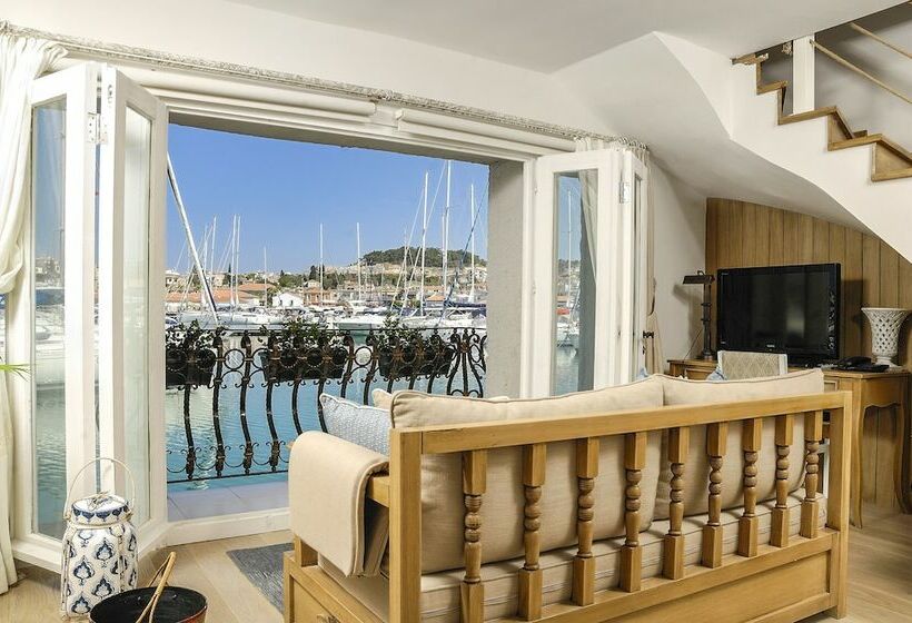 هتل Cesme Marina Konukevi