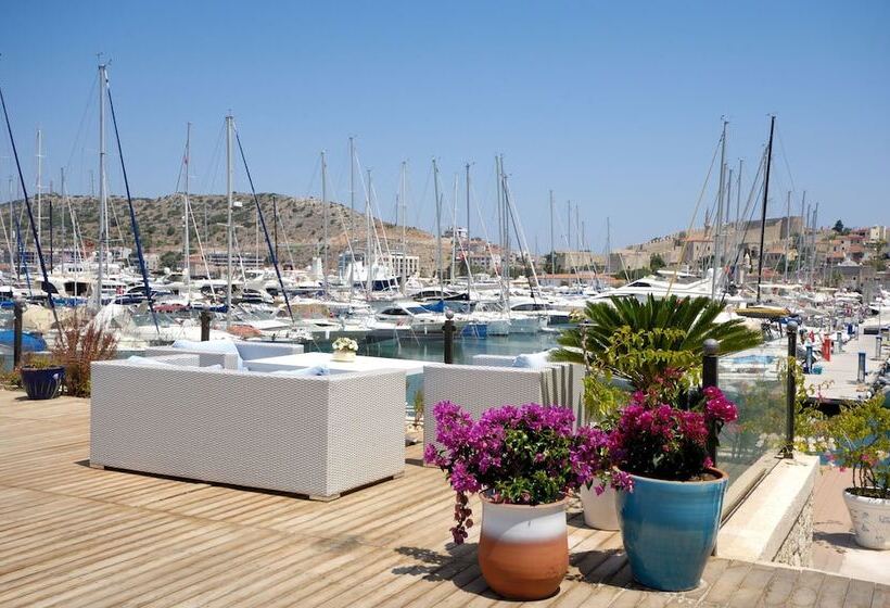 هتل Cesme Marina Konukevi