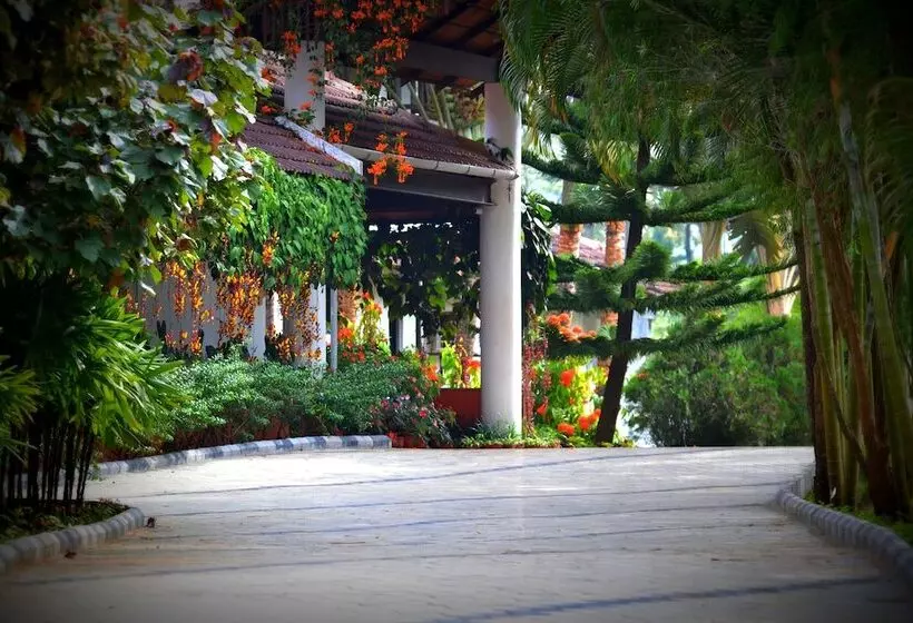 ホテル Kadkani River Resort