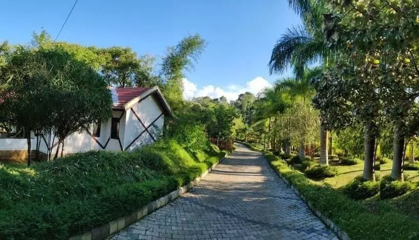 ホテル Kadkani River Resort