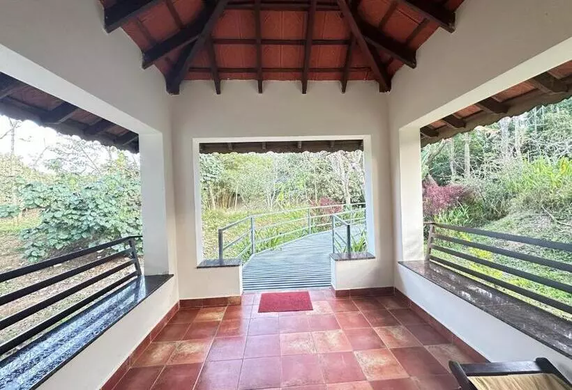 ホテル Kadkani River Resort