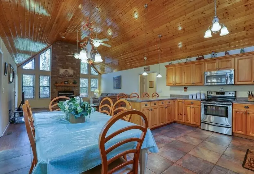 Rivendell Creekside    3 Bedrooms, 2 Baths, Sleeps 6 Cabin By Redawning