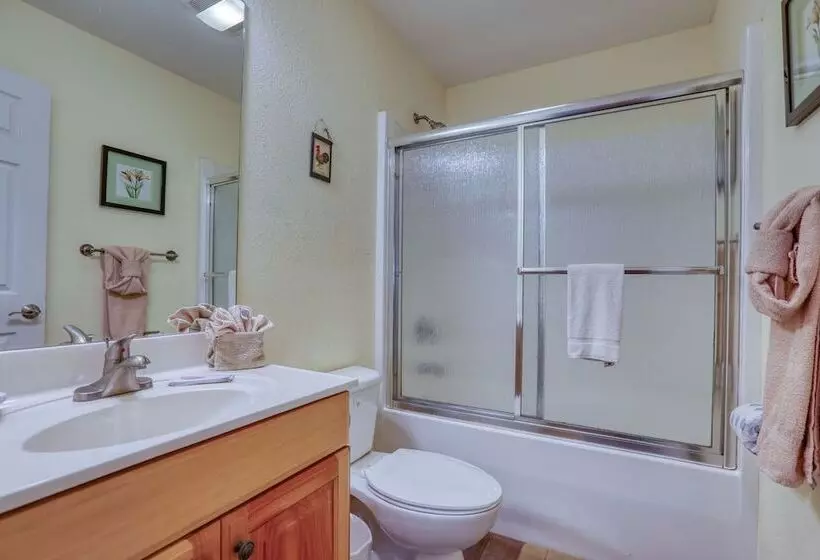 Rivendell Creekside    3 Bedrooms, 2 Baths, Sleeps 6 Cabin By Redawning