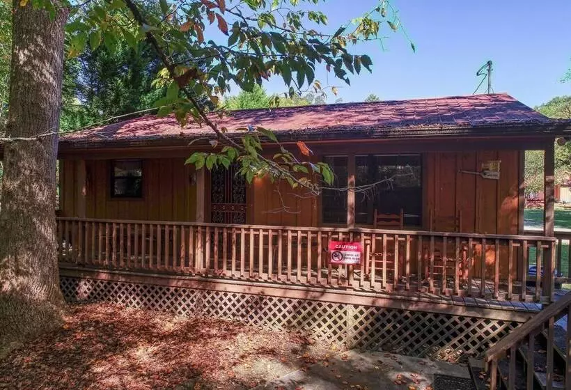 Whispering Creek   2 Bedrooms, 1 Baths, Sleeps 6 Cabin By Redawning