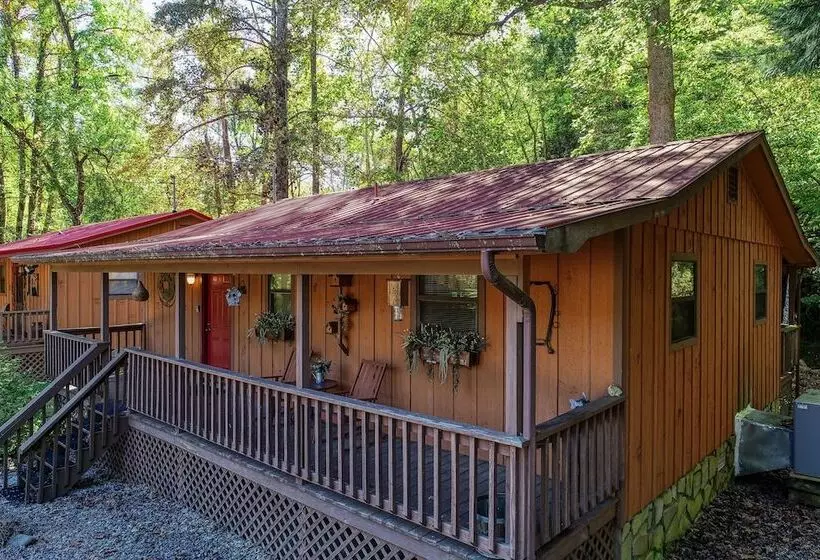 Whispering Creek   2 Bedrooms, 1 Baths, Sleeps 6 Cabin By Redawning