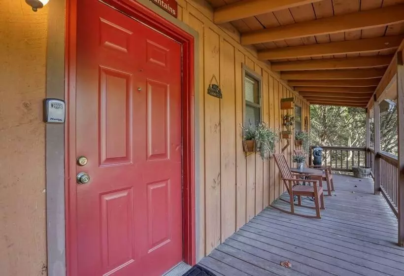 Whispering Creek   2 Bedrooms, 1 Baths, Sleeps 6 Cabin By Redawning