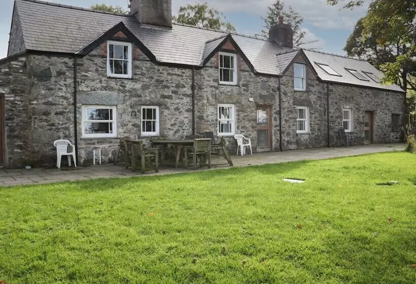 Bryn Dedwydd Farmhouse