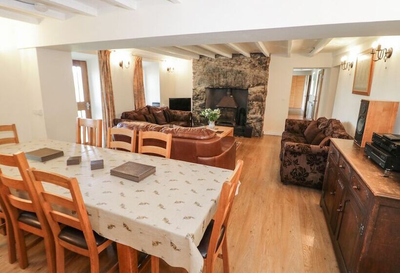 Bryn Dedwydd Farmhouse