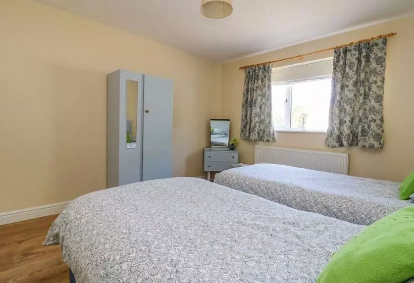 1 Pines Farm Cottages