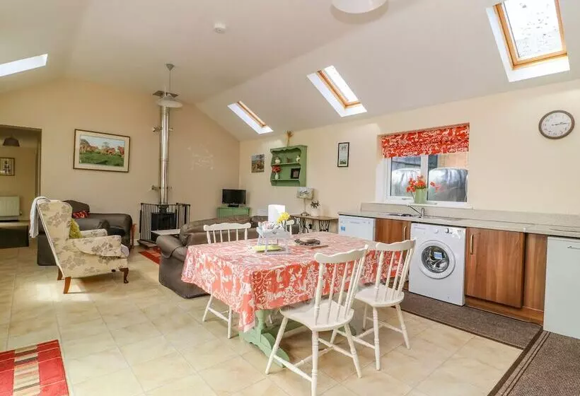 1 Pines Farm Cottages