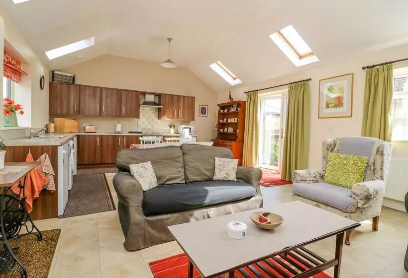 1 Pines Farm Cottages