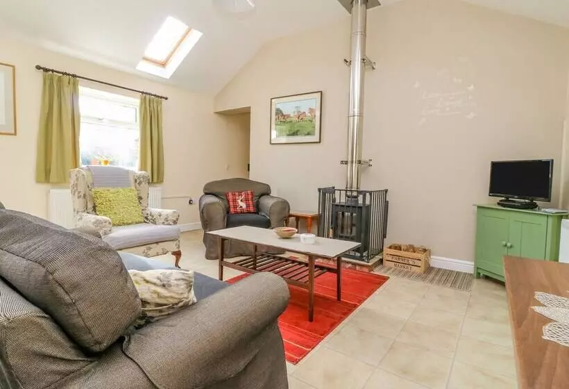 1 Pines Farm Cottages