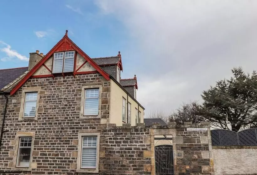 1 Seafield Street