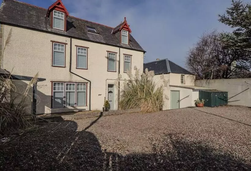1 Seafield Street