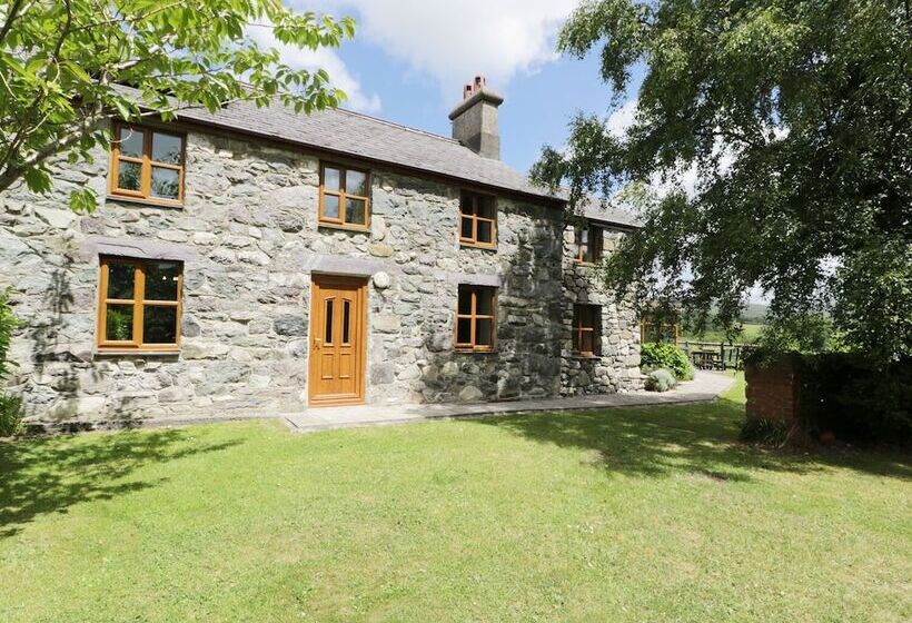 Ddol Helyg Farmhouse