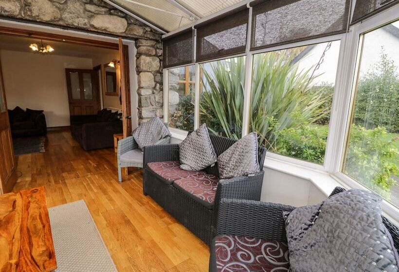 Ddol Helyg Farmhouse