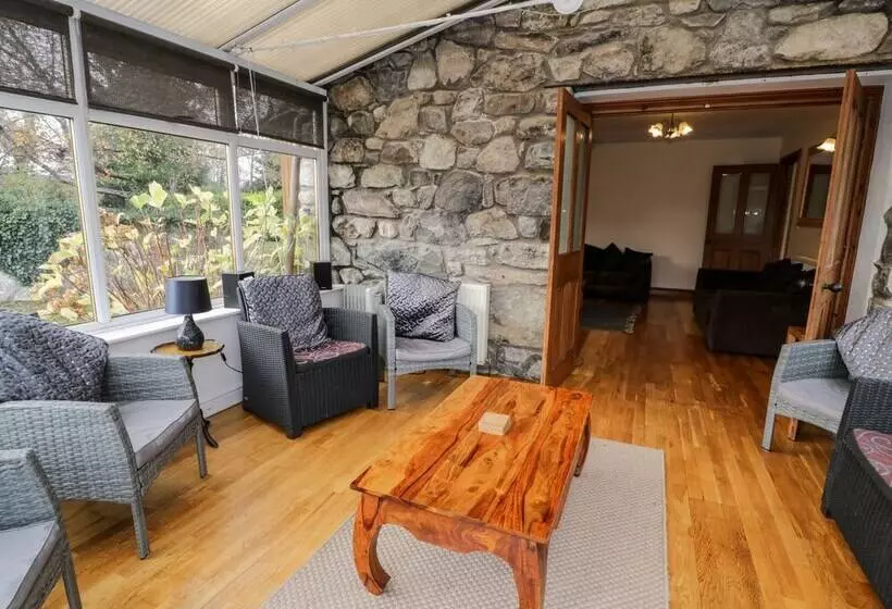 Ddol Helyg Farmhouse