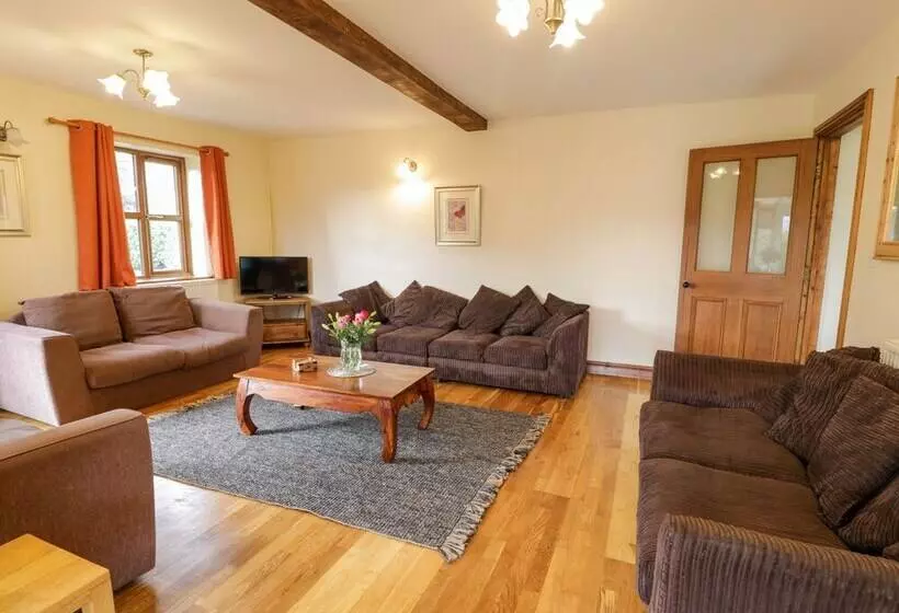 Ddol Helyg Farmhouse