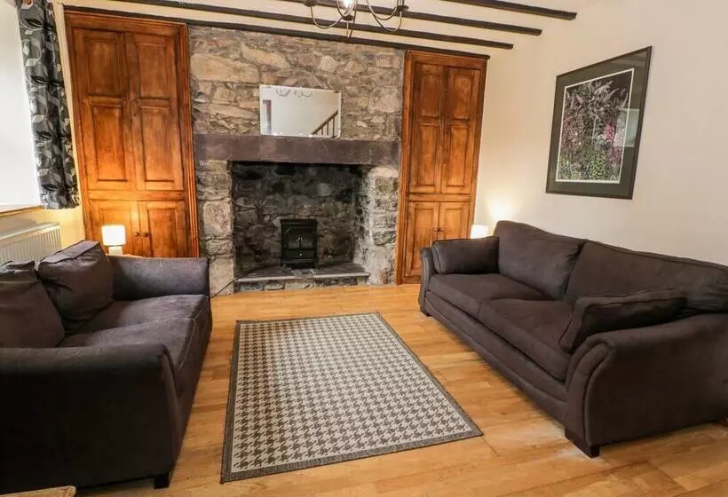 Ddol Helyg Farmhouse