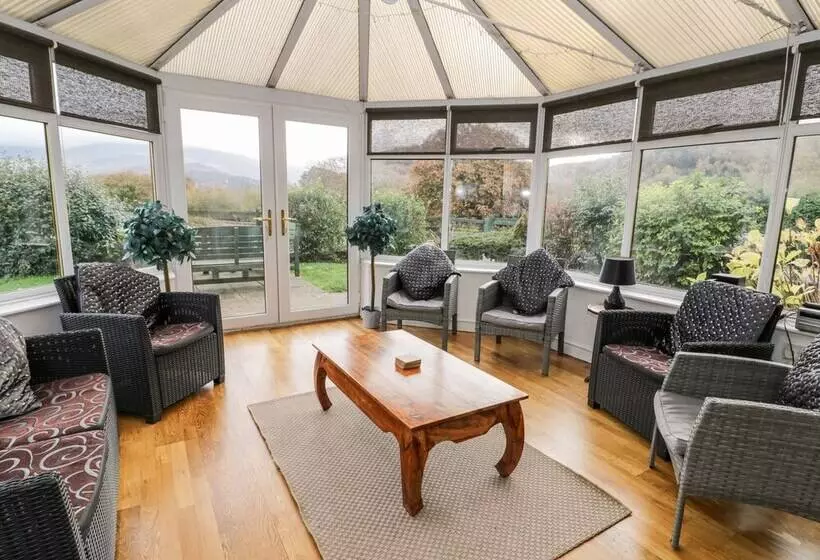 Ddol Helyg Farmhouse