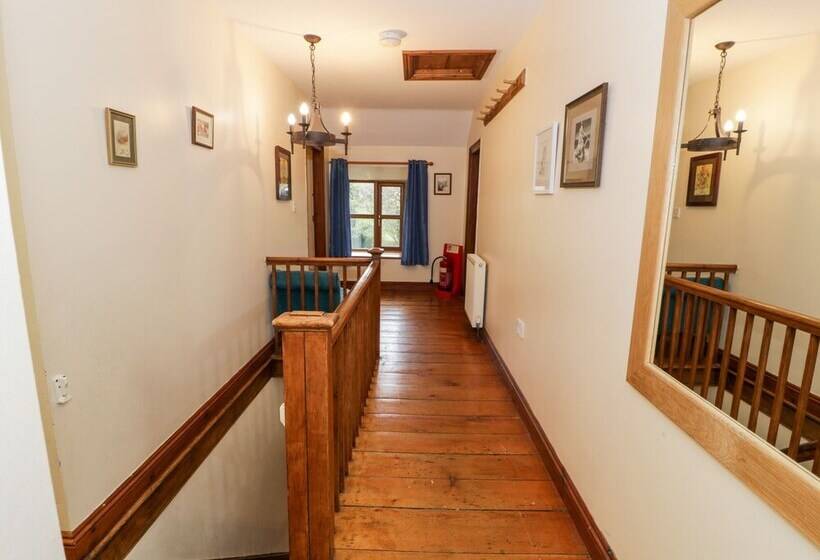 Ddol Helyg Farmhouse