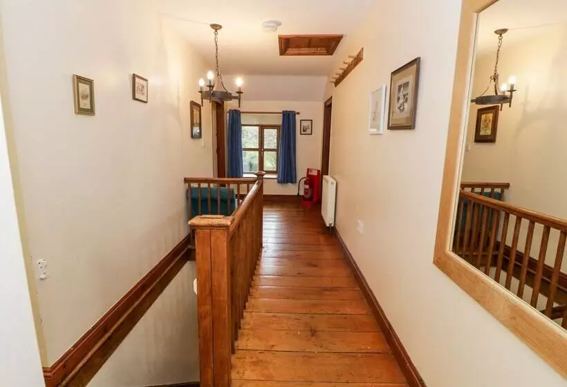 Ddol Helyg Farmhouse