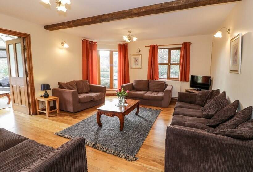 Ddol Helyg Farmhouse