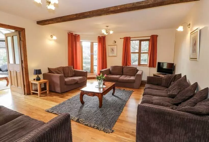 Ddol Helyg Farmhouse