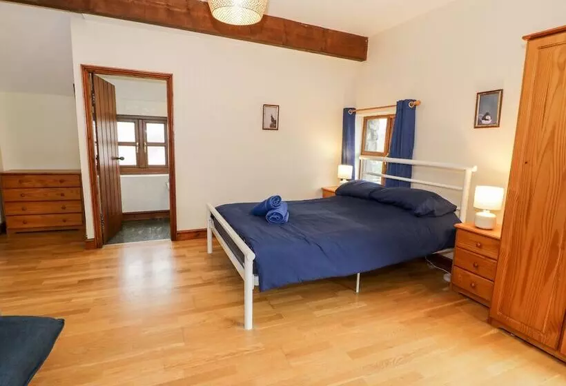 Ddol Helyg Farmhouse