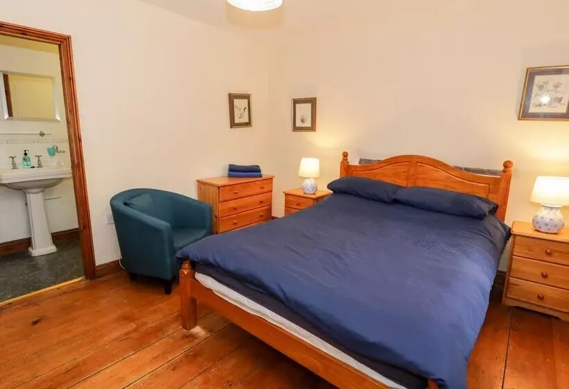 Ddol Helyg Farmhouse