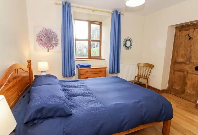 Ddol Helyg Farmhouse