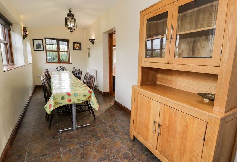 Ddol Helyg Farmhouse