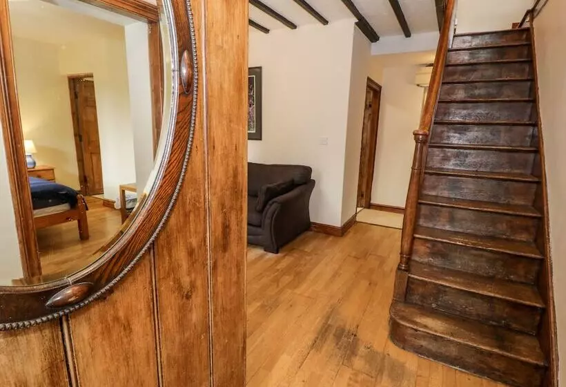 Ddol Helyg Farmhouse