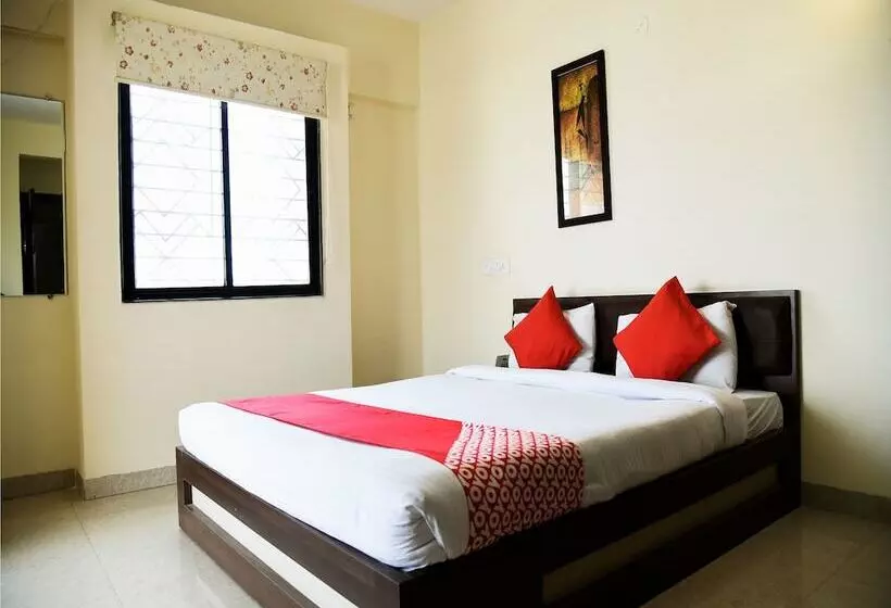 ホテル Ornate By Oyo Rooms