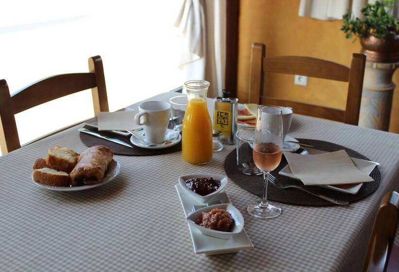 هتل Pago De Tharsys