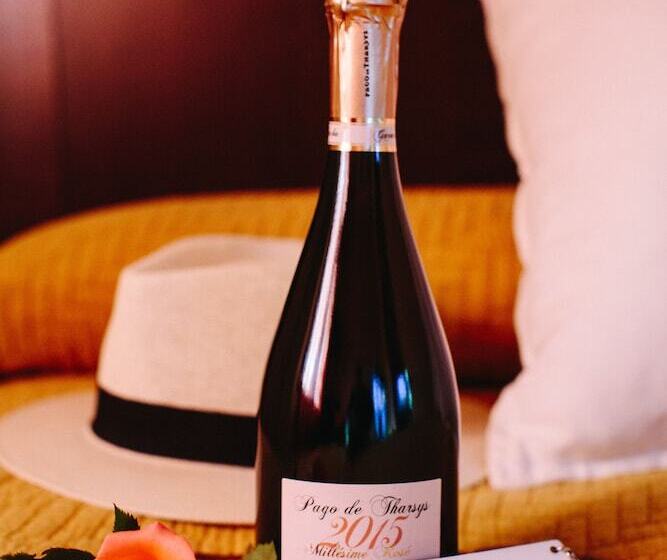 هتل Pago De Tharsys