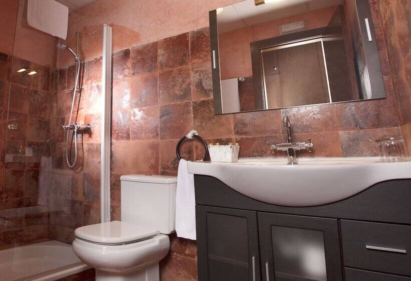 هتل Pago De Tharsys