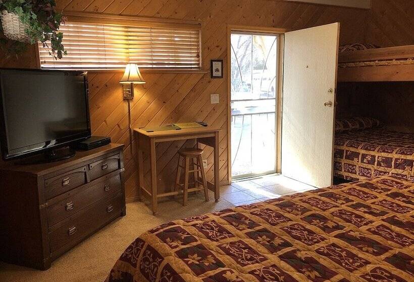 モーテル Giant Oaks Lodge