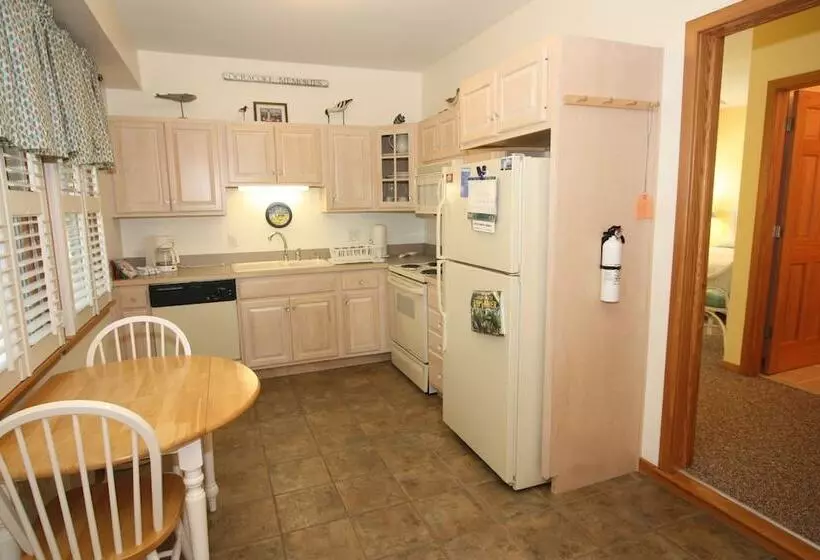 Aamiaismajoitus (B&B) Courtyard Villas On Silver Lake Harbor