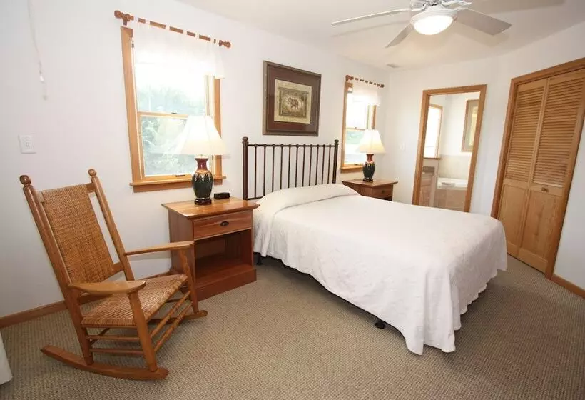 Aamiaismajoitus (B&B) Courtyard Villas On Silver Lake Harbor