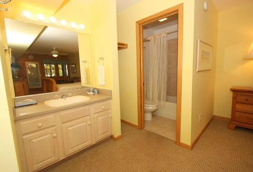 Aamiaismajoitus (B&B) Courtyard Villas On Silver Lake Harbor