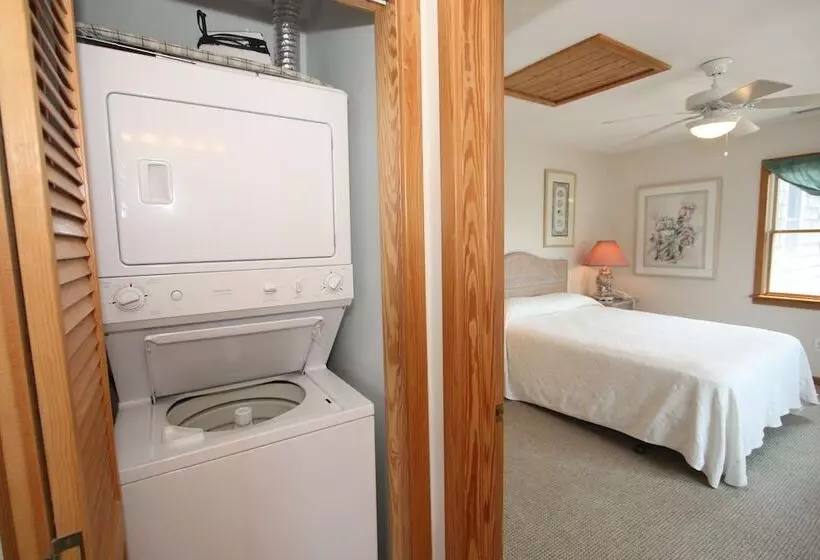 Aamiaismajoitus (B&B) Courtyard Villas On Silver Lake Harbor