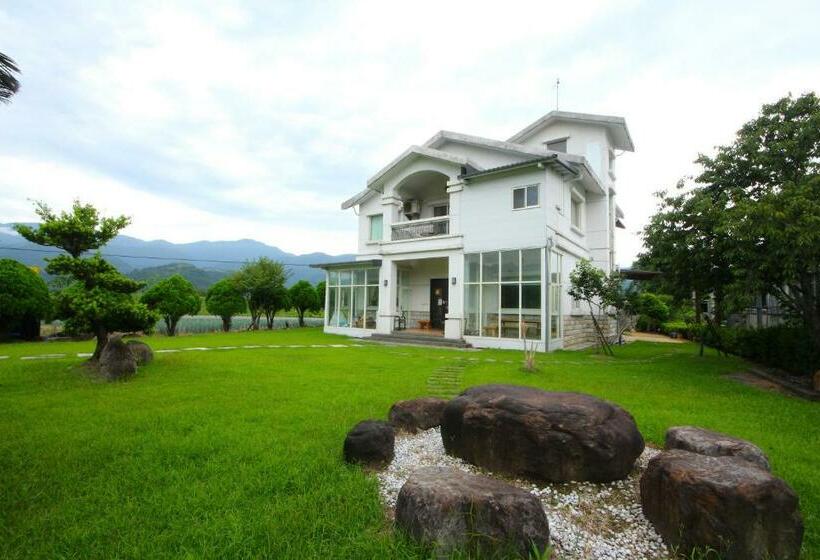 تختخواب و صبحانه Star House