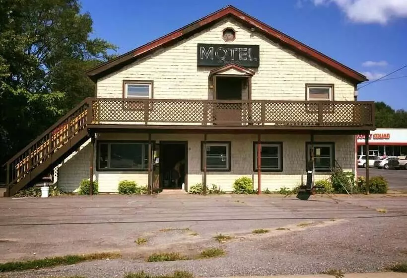 Hostelli Salmon River Pub & Grill