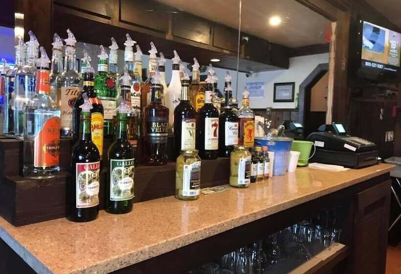 פונדק Salmon River Pub & Grill