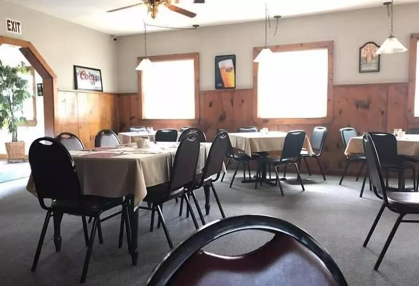 Hostelli Salmon River Pub & Grill