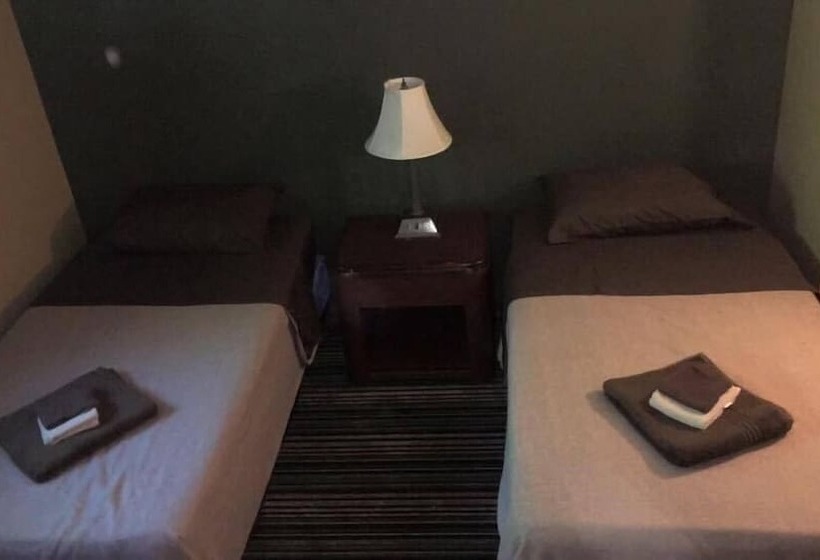 פונדק Salmon River Pub & Grill