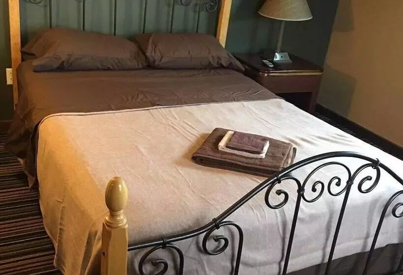 Hostelli Salmon River Pub & Grill